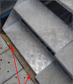 Photograph 4 – Excessive gap on transom (indicated by arrows).