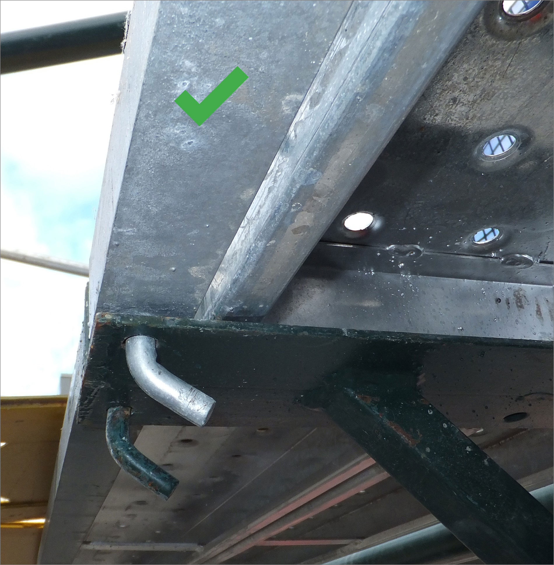 Photograph 3: Pin pointing back to scaffolding with plank next to tie bar – tie bar angle facing inwards - preferred.