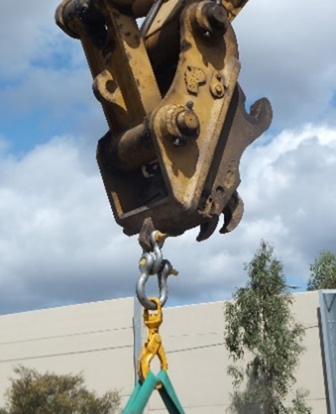 Lifting attachment with a closed eye on excavator